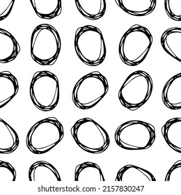 Nahtloses Muster mit handgezeichnet gezeichneten, handgezeichneten Pinselkreisen auf weißem Hintergrund. Abstrakte Grunge-Textur. Vektorgrafik