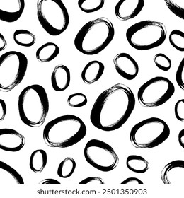 Modelo inconsútil con la forma dibujada a mano negra de los círculos del garabato del cepillo del bosquejo en el fondo blanco. Abstractas textura grunge. Ilustración vectorial