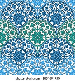 Patrón inmaculado con adorno de mandala azul y verde. Motivos tradicionales árabes e indios. Ideal para tejidos y textiles, papel pintado, embalaje o cualquier idea deseada.