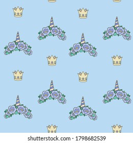 Patrón sin foco de las tiaras unicornias azules de varias formas con flores de fondo azul