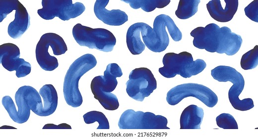Nahtloses Muster mit blauen Aquarellstrichen, Schmuckstücken, abstrakten Formen, Gürteln. Einfache handgemalte, endlose Tapete mit Blumen, Stoffdruck.