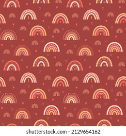 Patrón sin foco con arcos de boho, corazones y elementos de boho. Perfecto para empacar papel, textiles para el hogar. Ilustraciones vectoriales en un fondo marrón-rojo.