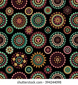 Decoración de colores vivos y elementos geométricos redondeados y decorativos étnicos. Antecedentes vectoriales con motivos bohemios, orientales, indios, árabes, aztecos.