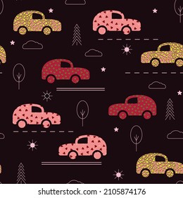 Patrón sin foco de autos lindos brillantes sobre un fondo oscuro. Autos, árboles, sol, nubes, estrellas... Carros cortos impresos para niños. Para el diseño de papel envolvente, postales, afiches. Dibujado a mano. Ilustración de vectores