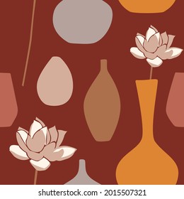 Nahtloses Muster mit bordeauxfarbenem Hintergrund. Für Papier, Stoff, Druck. Helle Textur in trendigen Farben. Moderne Vasen in Rosa, Gelb, Grau, Beige, Peronenblume. Vektorgrafik.