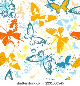Patrón sin foco de mariposas de manchas acuáticas. Las mariposas color agua clara sobre fondo blanco. Resumen de textura dibujada a mano.