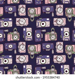 Nahtlose Musterkameras auf dunklem Hintergrund. Vintage-Retro-Kamera für Stoff mit violetten und rosafarbenen Farben. Moderne HipHoster Kunst im flachen Stil. Vektorgrafik-Design.