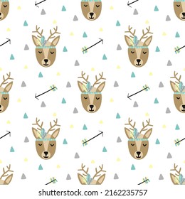 Patrón sin foco de ciervo de dibujos animados y flechas al estilo boho. Ilustración dibujada a mano utilizando como impresión, fondo, papel envolvente, postal.