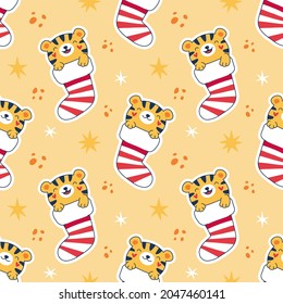 Nahtlose Muster-Cartoon festliche Tigerjungen in Weihnachtssocken. Druck auf Hintergrund, Umhüllung, Stoff, Tapete. Vektorgrafik für Kinder.