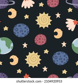 Nahtloses Muster mit Cartoon-Planeten, Regenbogen, Sternen, Dekorelementen. Farbige Vektorgrafik für Kinder. Raum. Handzeichnung. Babydesign für Gewebe, Druck, Wrapper, Textilien