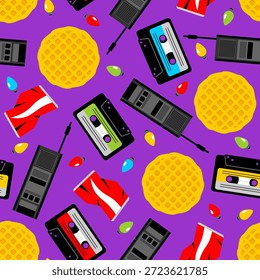 Patrón sin fisuras con cintas de casete, gofres amarillos, walkie-talkies y Anuncios rojos. Objetos vintage nostálgicos para el diseño de la cultura geek.