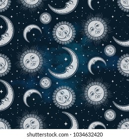 Patrón sin problemas con cuerpos celestes - luna, sol y estrellas sobre fondo azul del cielo nocturno. Dibujo vectorial artesanal de tejidos cómodos, papel de envoltura o diseño textil