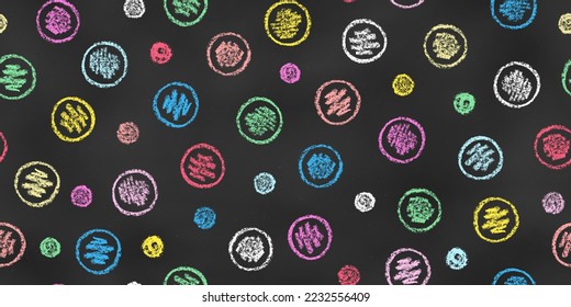 Nahtlose Muster von kreidegezeichneten Skizzen Asymmetrische, farbige Polka-Punkte auf Kopfbrett-Hintergrund. Stylisiertes Grunge Continuous Motif. Endloser Hintergrund realistischer Kreise auf Blackboard.