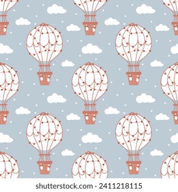 Patrón sin foco con motivos infantiles. Un globo volador sobre un fondo de nubes y estrellas. Ropa infantil, papel pintado, ropa de cama