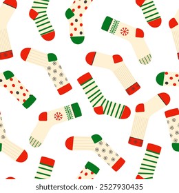 Padrão perfeito com meias de Natal. Várias meias de inverno com padrões diferentes, isoladas em um fundo branco. 