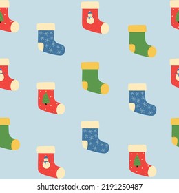 Nahtloses Muster bunter Weihnachtssocken auf blauem Hintergrund. Doodle-Stil. Weihnachtswinterhintergrund. Vektorgrafik