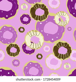 Donuts coloridos y sin foco en un fondo rosado