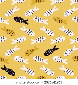 Patrón sin foco con peces coloridos sobre fondo amarillo. Diseño moderno para tela y papel, texturas superficiales.