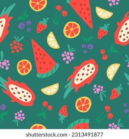 Nahtloses Muster mit bunten Früchten und Beeren auf grünem Hintergrund. handgezeichnete Saft-Himbeere, Blaubeeren, Kirschen, Erdbeeren, Wassermelone, Drachenfrucht mit wiederholter Textur