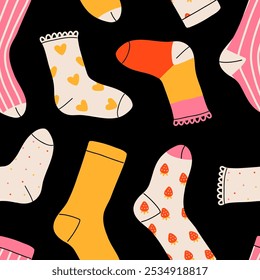 Patrón sin fisuras de calcetines coloridos y divertidos. Variedad de calcetines divertidos con diferentes texturas aisladas sobre fondo blanco. colección de moda ropa de moda. Calcetines lindos pastel coloridos.