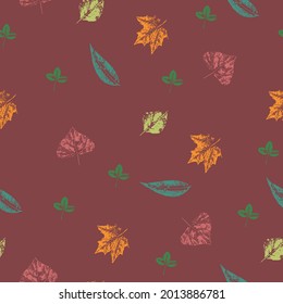 patrón impecable con hojas coloridas sobre el fondo bordeaux marsala. Impresión de hojas de grunge vectorial. Patrón veloz. Impresión en tela, papel pintado, embalaje, estilización bajo sello 