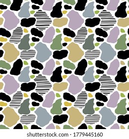 Patrón sin foco con manchas coloridas de una vaca y formas abstractas con rayas negras. Textura de cuero de vaca de dibujos animados. Ilustración vectorial simple para imprimir en tela, papel, cubierta, papel tapiz para bebé