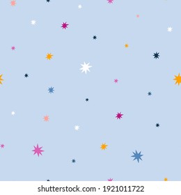 Patrón sin brillo con estrellas coloridas sobre fondo azul.