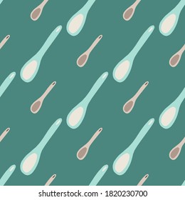 Patrón sin foco con adorno de cuchara de cocina. Herramientas de cocina estilizadas con colores azul y beige sobre fondo turquesa oscuro. Papel tapizado, textil, papel envolvente, impresión de tela. Ilustración vectorial.