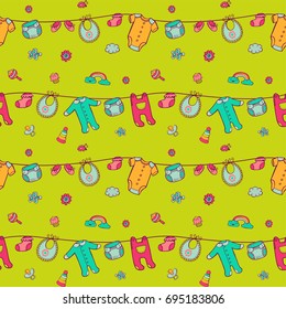 Nahtloses Muster mit süßen Babybekleidung auf grünem Hintergrund. Die gute Wahl für Kinderzubehör, Stoff und andere. Vektorgrafik
