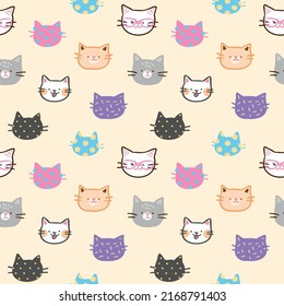 Patrón sin foco con diseño de cara de gato de dibujos animados en fondo amarillo claro