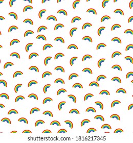 Patrón sin foco con las bonitas nubes de dibujos animados con arcos de lluvia .