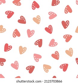 Nahtloses Muster mit süßen bunten Herzen. Valentinstag Druckdesign für Stoff, Umhüllungspapier oder Dekoration.
