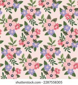 Nahtloses Muster, süßer Farbdruck mit hübschen Bouquets. Delikates botanisches Design mit Federwiese: kleine, handgezeichnete Blumen, Blätter auf hellem Hintergrund. Vektorgrafik.