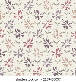 Patrón sin foco de flores y hojas tiernas. Patrón floral colorido sobre fondo beige.
