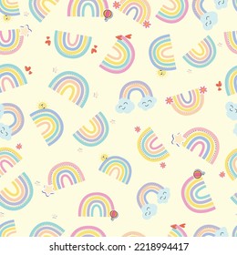 Nahtlose Muster süßer pastellfarbener Regenbögen auf gelbem Hintergrund.
