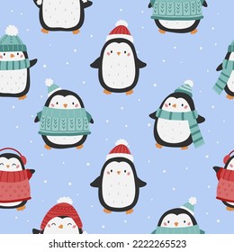 Patrón sin foco con pingüinos lindos en ropa de invierno. Sombreros dibujados a mano, pañuelos y sudaderas. Caricatura de pingüinos kawaii sobre fondo azul. Ilustración vectorial de Navidad.