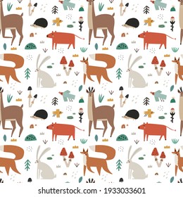 Patrón sin foco con lindos animales escandinavos de bosque y plantas aisladas en fondo blanco. Mamíferos forestales dibujados a mano e ilustraciones vectoriales de aves. Venado, liebre de conejo, zorro, erizo, cerdo