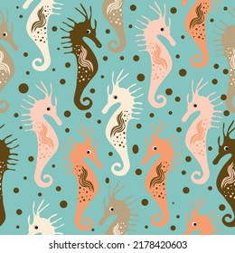 Patrón sin foco de hermosos caballos de mar sobre un fondo verde. Ilustración vectorial.
