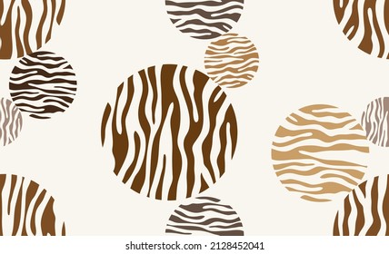 Seamless pattern decorated with chains and pearls.
