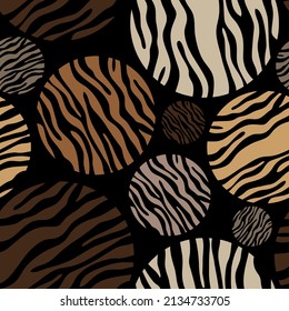 Seamless pattern decorated with chains and pearls.