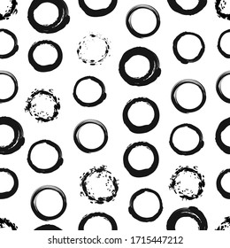 patrón transparente de diferentes trazos de tinta, anillos negros sobre un fondo blanco. Patrón monialista en blanco y negro en estilo escandinavo para tela, papel, papel pintado, forro.