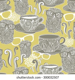 Seamless pattern with doodle cups with hot drink and hipster owls in eyeglasses. Vector background.