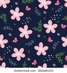 Nahtloses Muster mit Doodle Blumen, Schmetterling und Blättern. Perfekt für Tapeten, Stoff, Geschenkpapier aus Spinnstoffen. Vektorgrafik