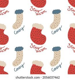 Nahtloses Muster mit doodlen Wintersocken und Monoline-Inschriften. Weißer Hintergrund. Für Drucke, Hintergründe, Umhüllungspapier, Textilien, Leinen, Tapeten usw. 