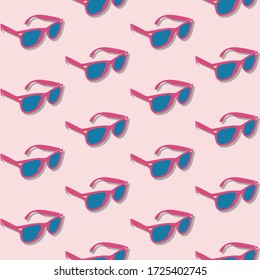 Patrón inexorable de gafas de sol elegantes para mujeres con lentes tintadas sobre fondo rosa. Concepto de vacaciones tropicales