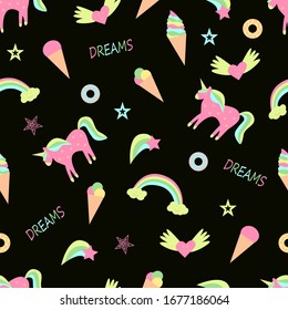 Patrón inexpresivo de dibujos de cuento de hadas y personajes arco iris unicornio, nubes y corazón, helado sobre un fondo negro.
