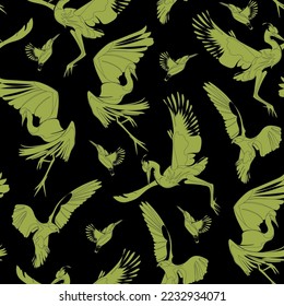 Patrón sin foco con aves voladoras (garza azul pequeña, pescador común, cometa de cola blanca, gran garza azul). Silueta verde de pájaros voladores sobre fondo negro. Ilustración vectorial.