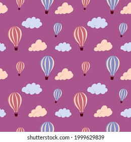 Nahtloses Muster mit fliegendem Heißluftballon und bunten Wolken auf einem Hintergrund. Vektor endlose Textur für Reisedesign.