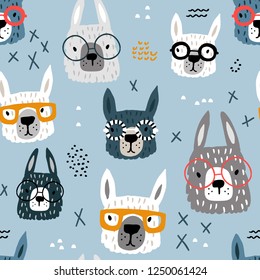 Patrón sin inconvenientes con alpaka divertida en gafas. La textura infantil con llama de mano creativa. Excelente para tela, vectores textiles Ilustración