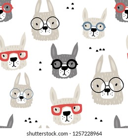 Patrón sin inconvenientes con alpaka divertida en gafas. La textura infantil con llama de mano creativa. Excelente para tela, vectores textiles Ilustración